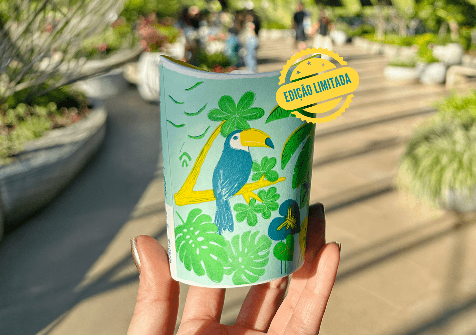 Copo edição limitada Brasil com arte inspirada na natureza e impacto social