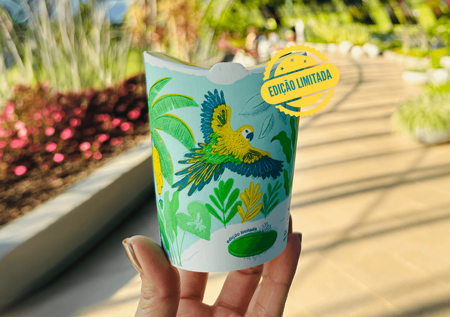 Copo edição limitada Brasil com arte inspirada na natureza e impacto social